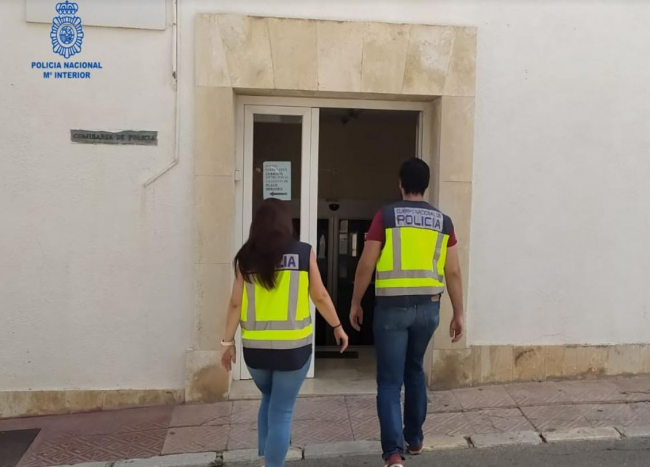La Policía Nacional evita que un varón se arroje al mar en Mahón