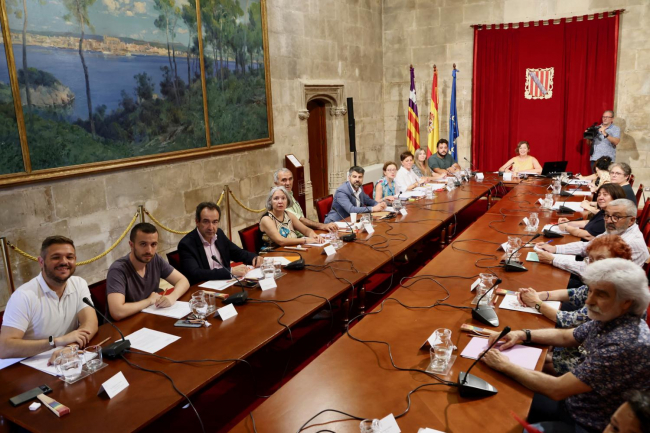 El Consell de LGTBI de las Illes Balears aprueba un protocolo para las policías locales de atención a víctimas de delitos de odio