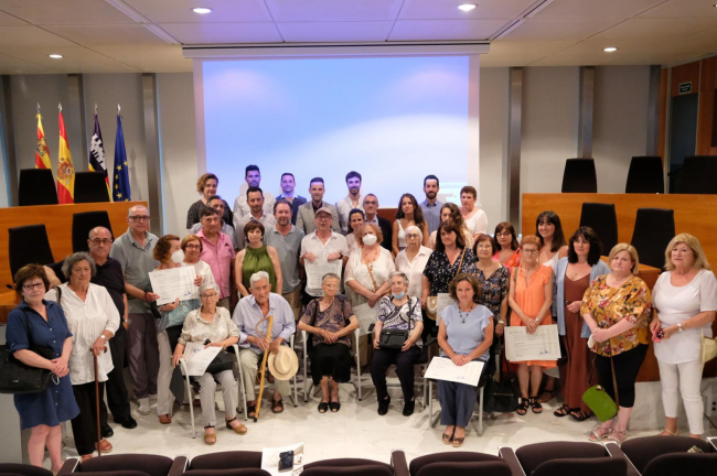 El vicepresident Yllanes entrega el certificado de víctimas del franquismo a 17 familias de Ibiza 