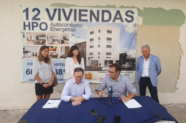El Ayuntamiento de Manacor firma el primer convenio para convertir una estructura fuera de ordenación en doce pisos de protección oficial