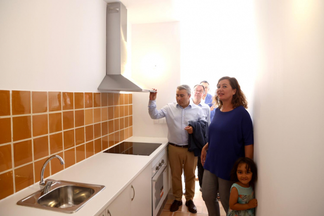 El Govern entrega las llaves a 54 familias que entrarán a vivir en las nuevas viviendas de protección pública de Inca