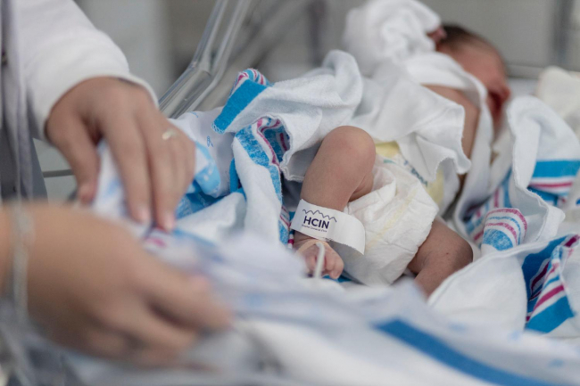 La Seguridad Social ha tramitado 236.112 permisos por nacimiento y cuidado de menor en el primer semestre del año