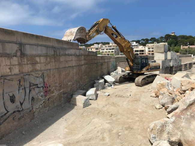 Las obras de refuerzo del dique de Cala Rajada avanzan a buen ritmo