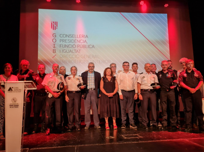 El Govern reconoce con la Cruz Blanca al Mérito Policial los 30 años de servicio de 23 policías locales de Eivissa y Sant Josep de sa Talaia