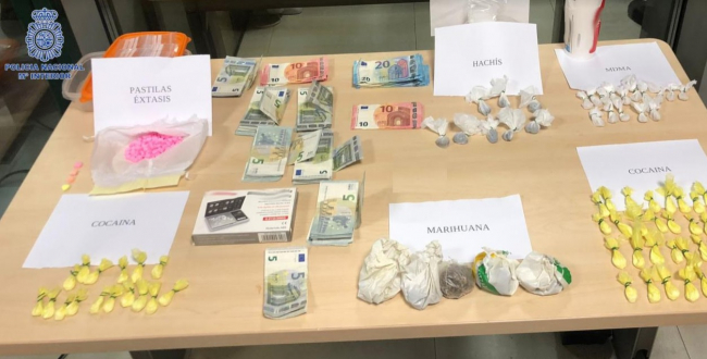 La Policía Nacional desmantela un punto de venta de droga ubicado en un bar en el puerto de Ibiza