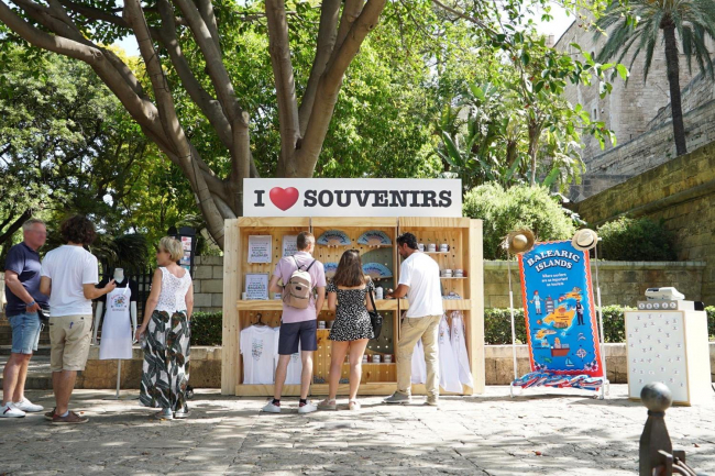 Souvenirs para explicar a los turistas las mejoras para los trabajadores y el medio ambiente de la nueva ley turística