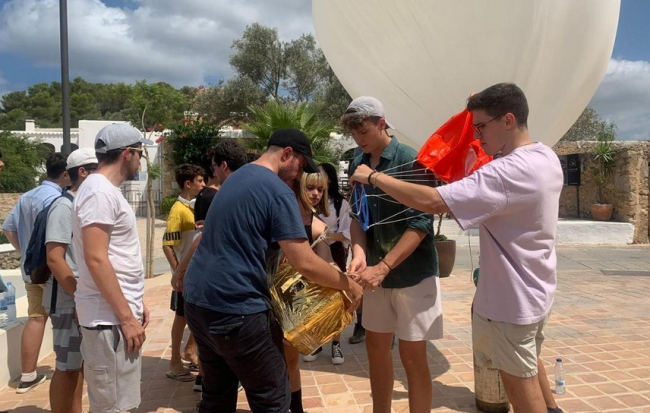 Alumnos del curso Tecnoestiu lanzan a la atmósfera el primer nanosatélite diseñado en el FabLab de Eivissa