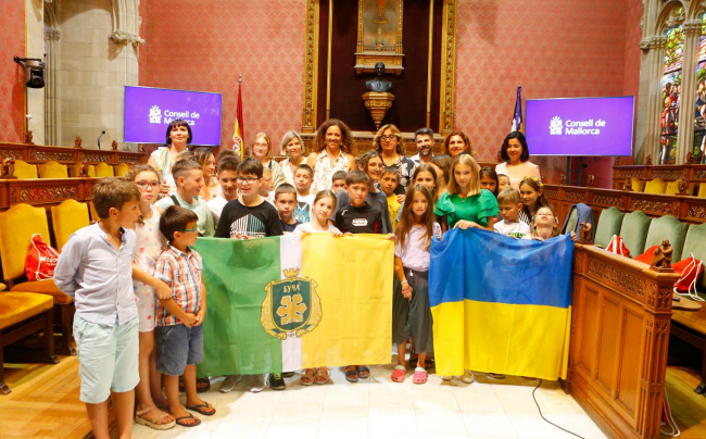 El Consell da la bienvenida a los veintitrés niños ucranianos que pasarán a Mallorca sus vacaciones
