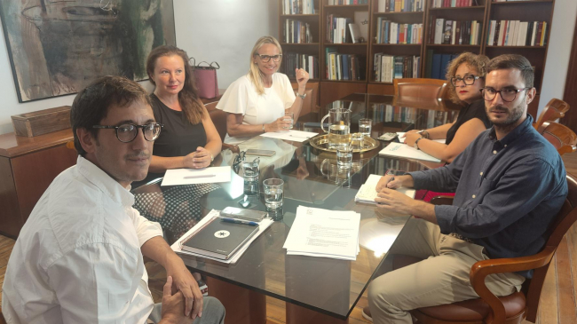 El conseller Negueruela se reúne con la FEHM y ACH para avanzar en las convocatorias de proyectos de fondos europeos