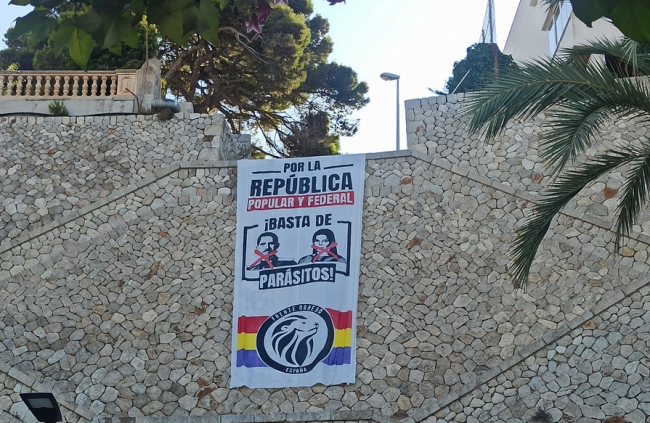 Frente Obrero cuelga una pancarta contra la monarquía cerca del Palacio de Marivent