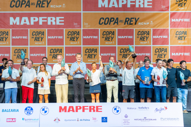 El Rey Felipe VI entrega los galardones a los vencedores de la 40 Copa del Rey MAPFRE
