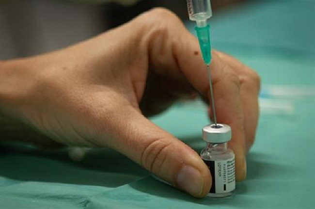Ya está abierta la vacunación sin cita contra la gripe y el COVID-19 en los centros de salud de atención primaria