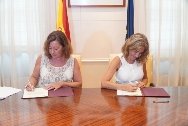 La presidenta Armengol y la ministra Raquel Sánchez firman el protocolo para coordinar las ayudas al transporte público 