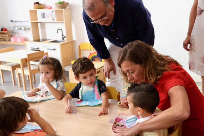 La presidenta del Govern visita la escoleta pública de Santa Ponça, en Calvià