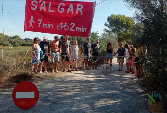 Salvem Portocolom cierra el camino de acceso a s'Algar 