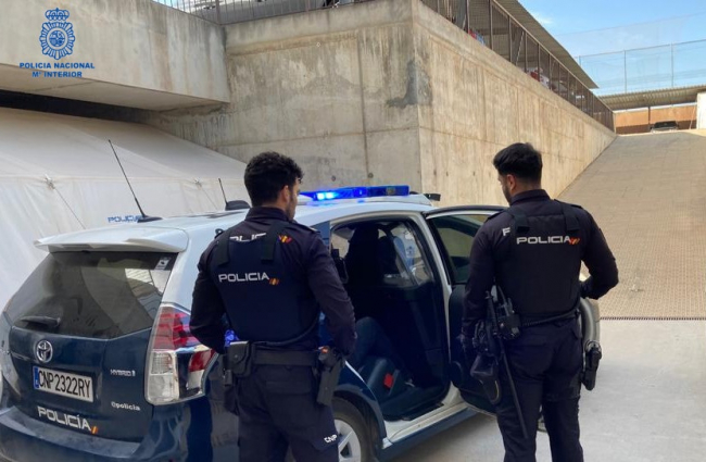 La Policía Nacional detiene a un joven por hurtar una mochila a unas turistas en la playa