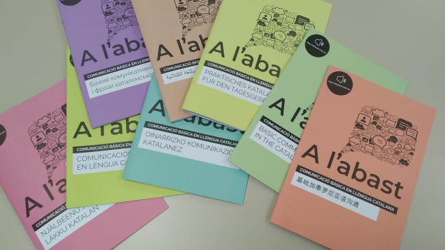 El Govern distribuirá cerca de 20.000 libretos de acogida lingüística a población recién llegada