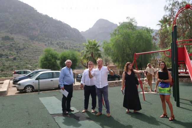 El conseller March visita la escuela de Fornalutx por la futura ampliación del centro