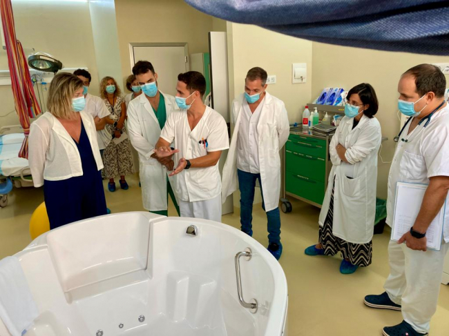 El Hospital Mateu Orfila incorpora una bañera de hidroterapia en el área de paritorios 