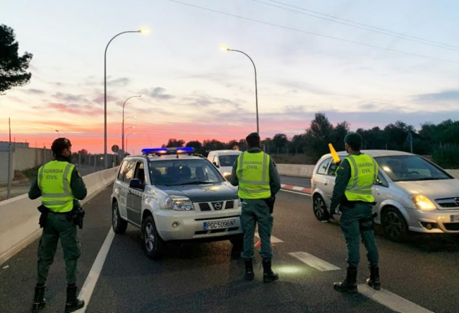 La Guardia Civil ha detenido a dos varones por robo en interior de vehículos en Felanitx