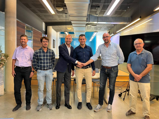 Firman un convenio que permitirá el acceso de 12 hogares vulnerables a la energía del autoconsumo compartido de Sant Antoni de Portmany