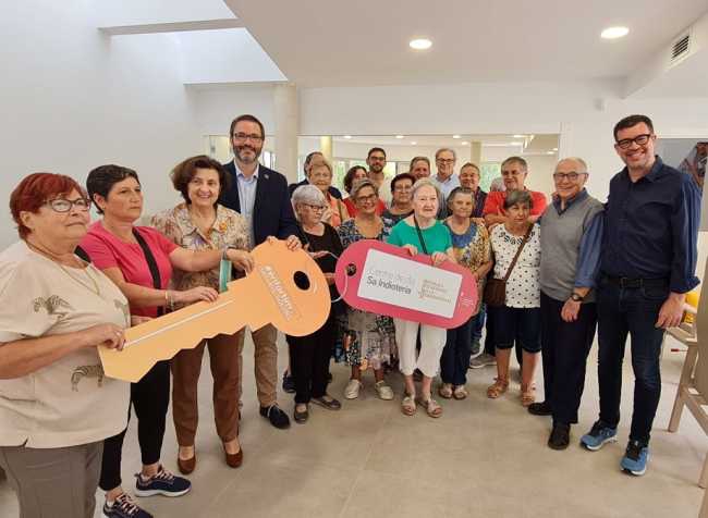 Fina Santiago entrega las llaves del nuevo centro de día de sa Indioteria al Ayuntamiento de Palma