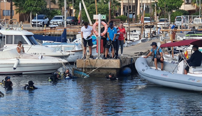 Los voluntarios se vuelcan en la limpieza del fondo del puerto de la Colonia de Sant Jordi