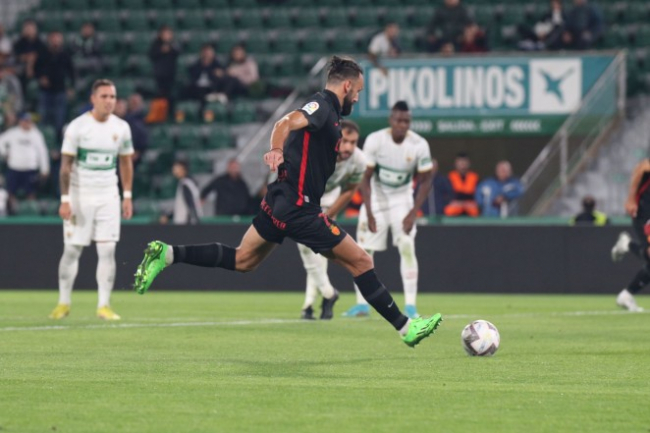 El RCD Mallorca empata en un polémico partido en Elche