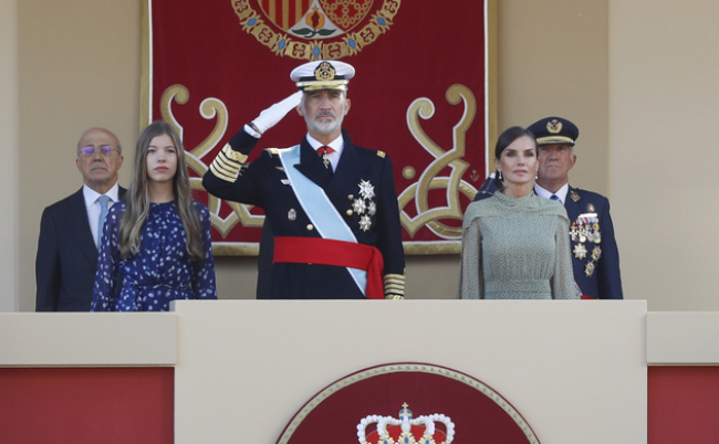 Sus Majestades los Reyes presidieron el acto solemne de homenaje a la Bandera Nacional y el desfile militar 