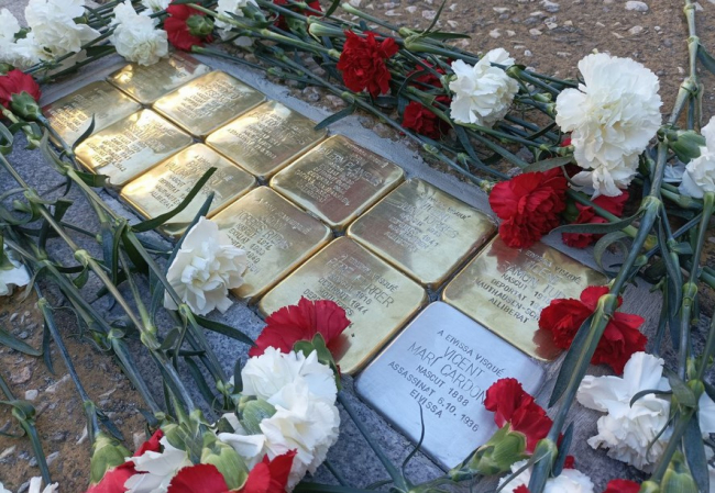 El Govern coloca las primeras piedras de la memoria en Ibiza en recuerdo a dieciocho víctimas del nazismo y del franquismo