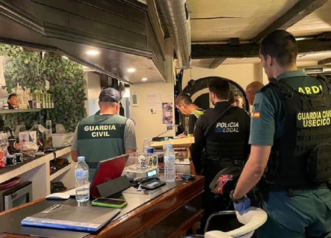La Guardia Civil y la Policía Local de Sant Antoni investigan a los responsables de un club de cannabis