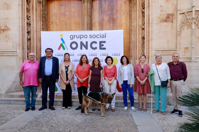 El Consolat de Mar acoge una exhibición de perros guía organizada por la ONCE