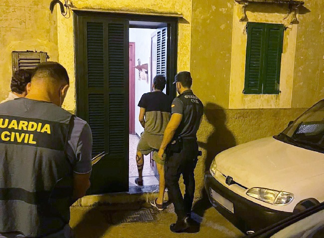 La Guardia Civil ha detenido a un varón por 30 robos en viviendas y comercios de la localidad de Artá