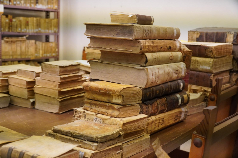 Continúan las tareas de conservación, catalogación y digitalización de la Biblioteca Diocesana de Mallorca