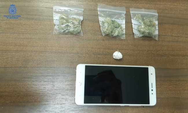 Detenido por vender droga en plena calle y ofrecérsela a varios policías de paisano