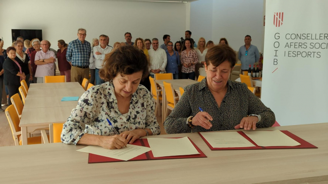 Fina Santiago entrega las llaves del nuevo centro de día de Cala d’Or a la alcaldesa Maria Pons