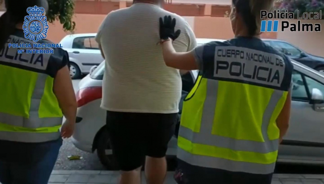 La Policía Nacional y la Policía Local detienen a un varón que vendía droga en una barriada de Palma