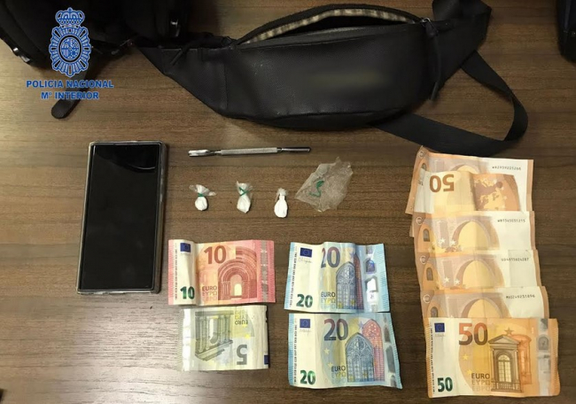 La Policía Nacional detiene a un varón por vender droga en vía pública