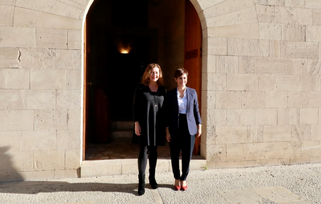 La presidenta del Govern y la ministra Rodríguez firman el acuerdo para transferir las competencias de costas