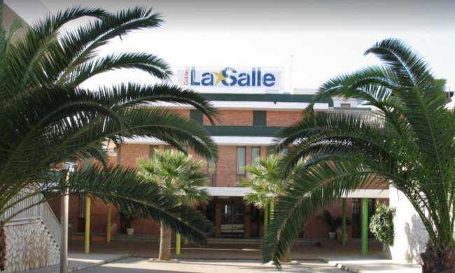 Expulsan a treinta alumnos de una clase de La Salle de Palma por negarse a retirar una bandera de España