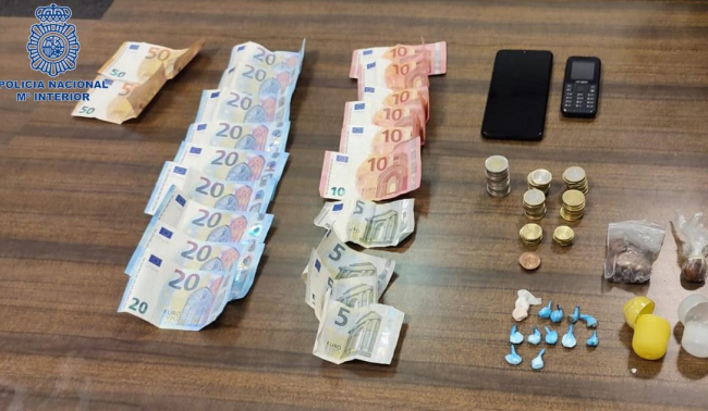 La Policía Nacional detiene a dos hombres que portaban droga para vender 