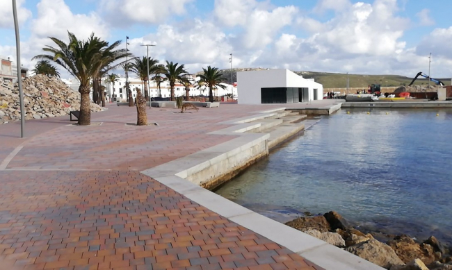 Ports IB y el Ayuntamiento de Es Mercadal se reúnen con restauradores y comerciantes de Fornells para tratar la imagen de la fachada marítima del puerto 