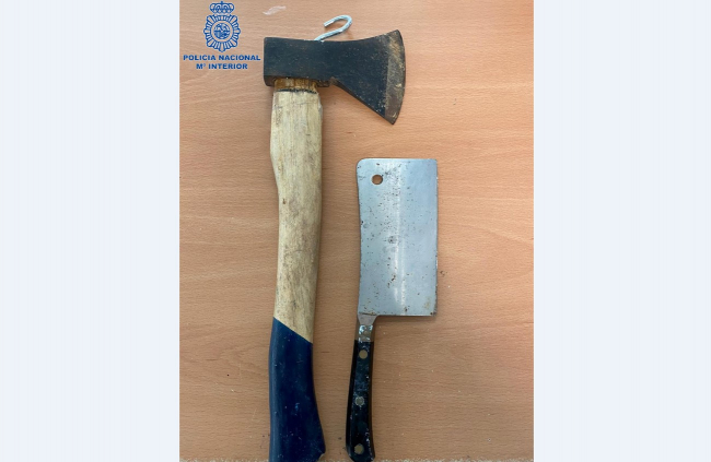 La Policía Nacional detiene a un individuo por derribar con un hacha la puerta de una vivienda para ocuparla