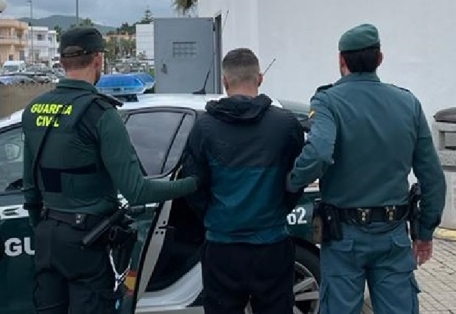 Detenido el autor de diversos robos en la localidad de Sant Antoni y una mujer por tráfico de drogas en Cala de Bou
