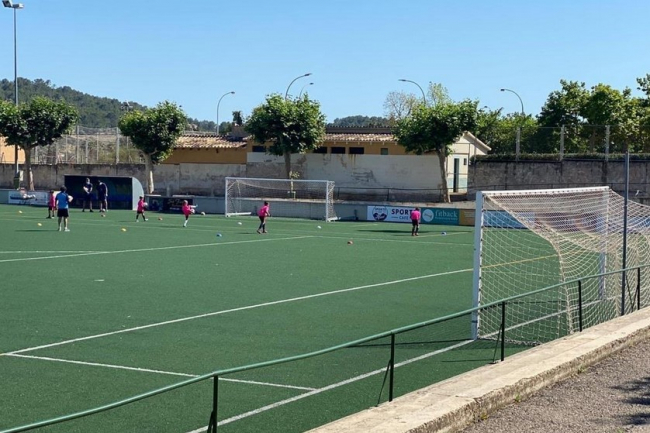 Los Socialistas de Alaró reclaman la renovación urgente del
césped artificial del campo de fútbol para evitar lesiones en
cientos de niños y jóvenes