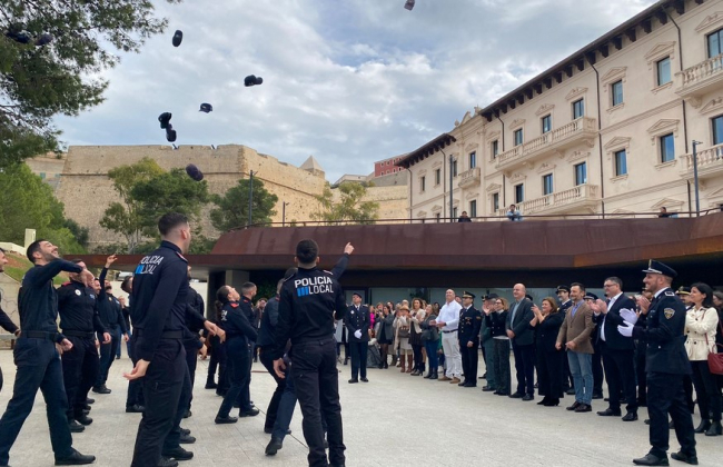Entregan los diplomas a los diecinueve policías locales que han superado el segundo curso básico de capacitación llevado a cabo en Ibiza 