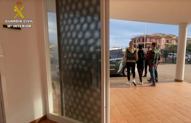 La Guardia Civil de Santanyí ha detenido a un joven por una docena de robos en comercios