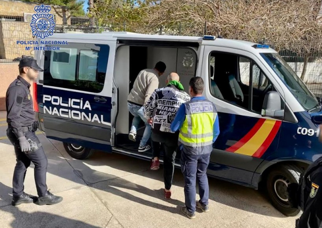 La Policía Nacional detiene a cuatro personas que robaban en coches y luego utilizaban las tarjetas que sustraían  