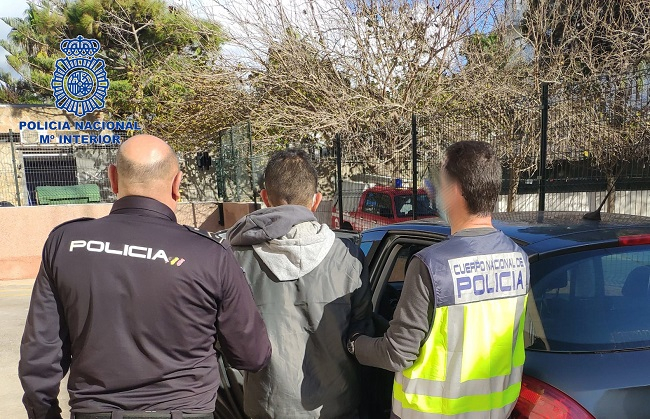 La Policía Nacional detiene a un hombre que escalaba por la fachada y con un martillo rompía cristales para acceder al interior
