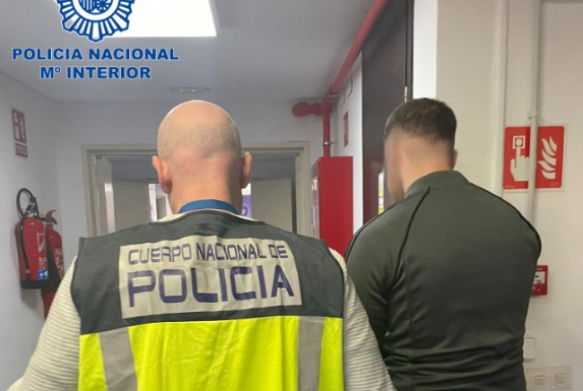 La Policía Nacional detiene a dos hombres por un asalto con armas blancas en un domicilio